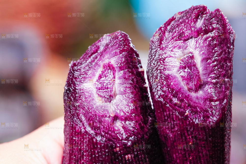 手里拿着紫胡萝卜