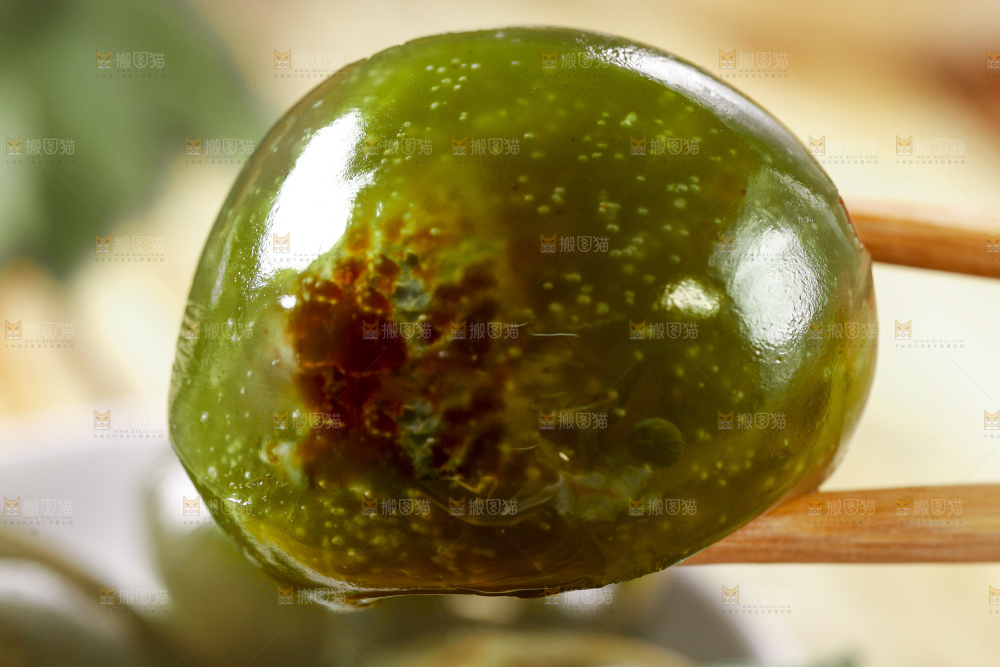 筷子夹着艾草青团