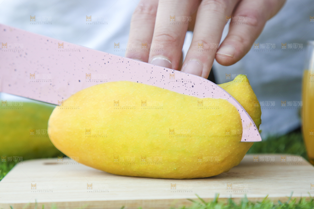 手里拿着芒果