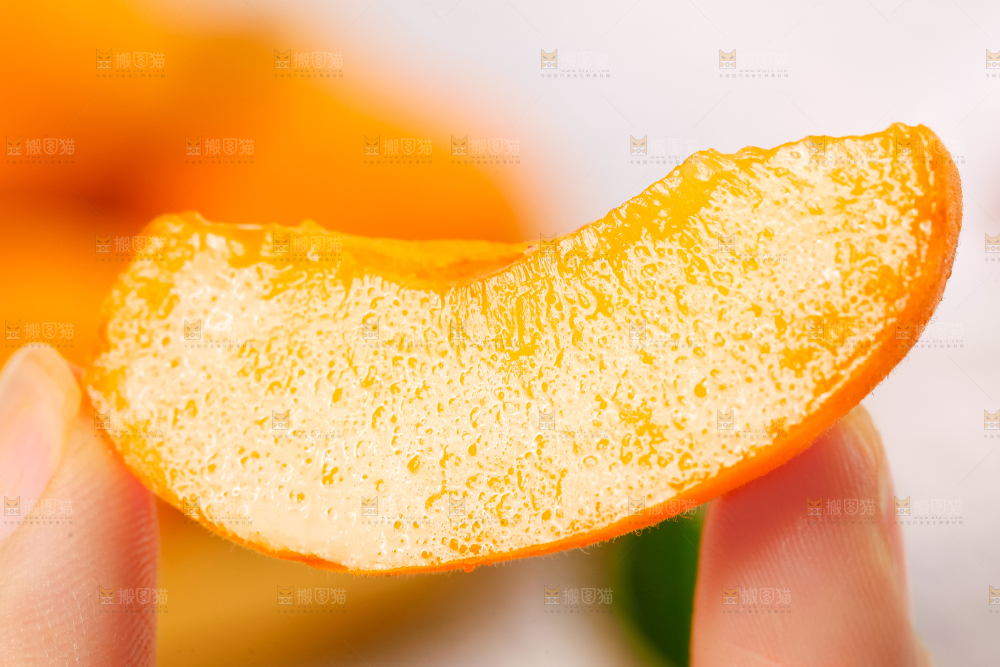 手里拿着黄杏