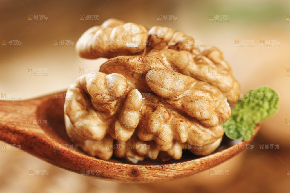 勺子上放着核桃仁
