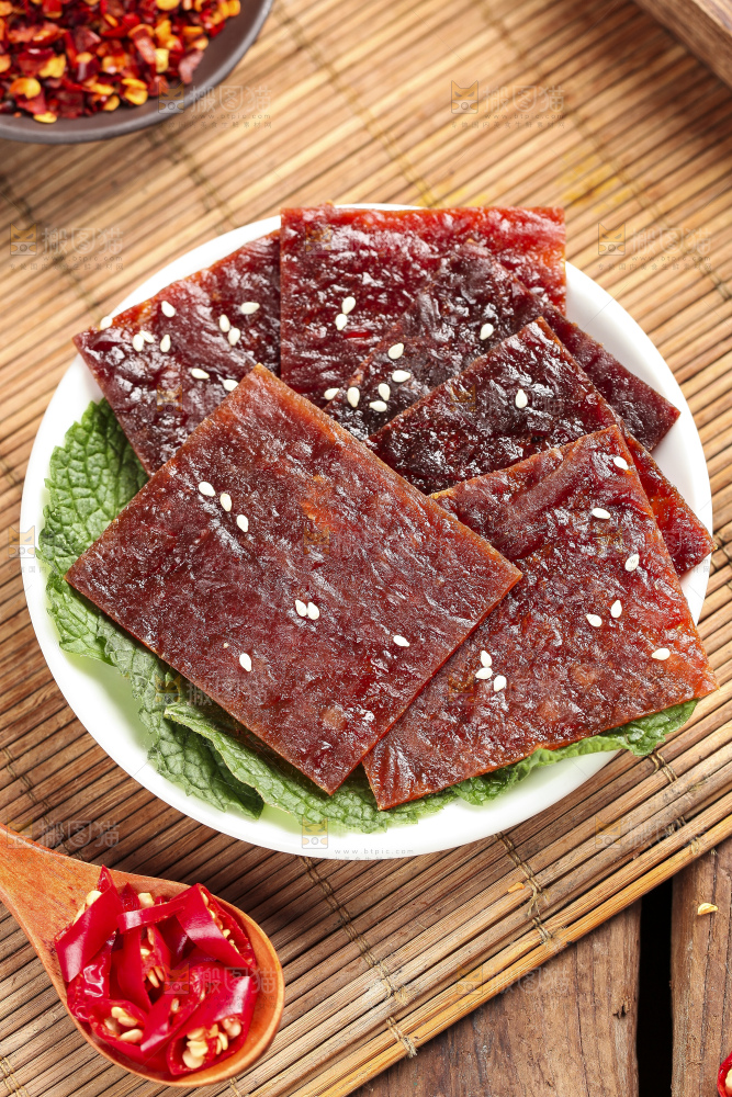 盘子里装着肉脯
