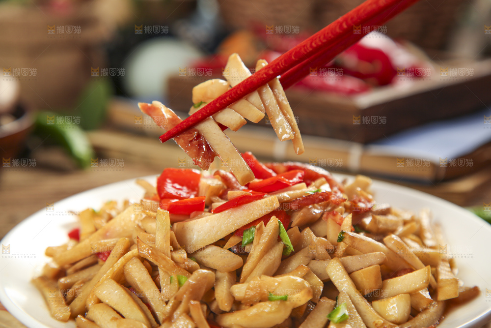 盘子里装着炒土豆条