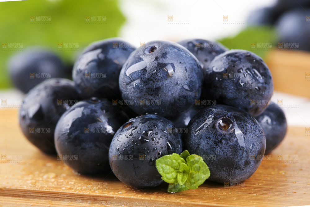 木底上摆放着进口蓝莓