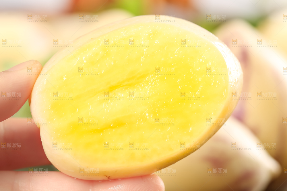 手里拿着黄心人参果