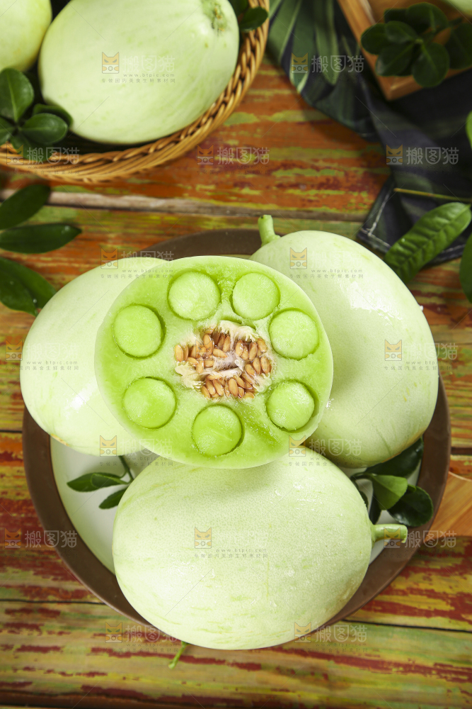 盘子里放着玉菇甜瓜