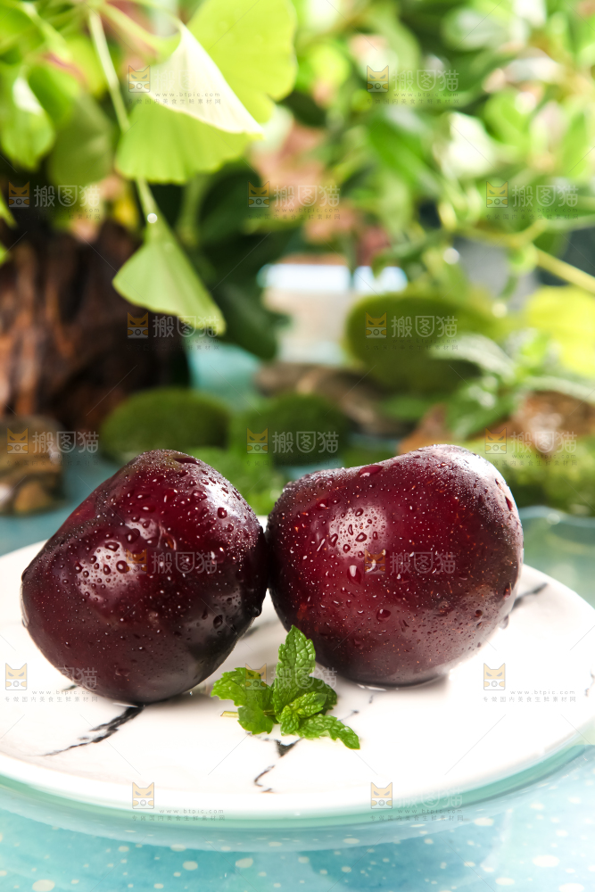 盘子里放着红布林