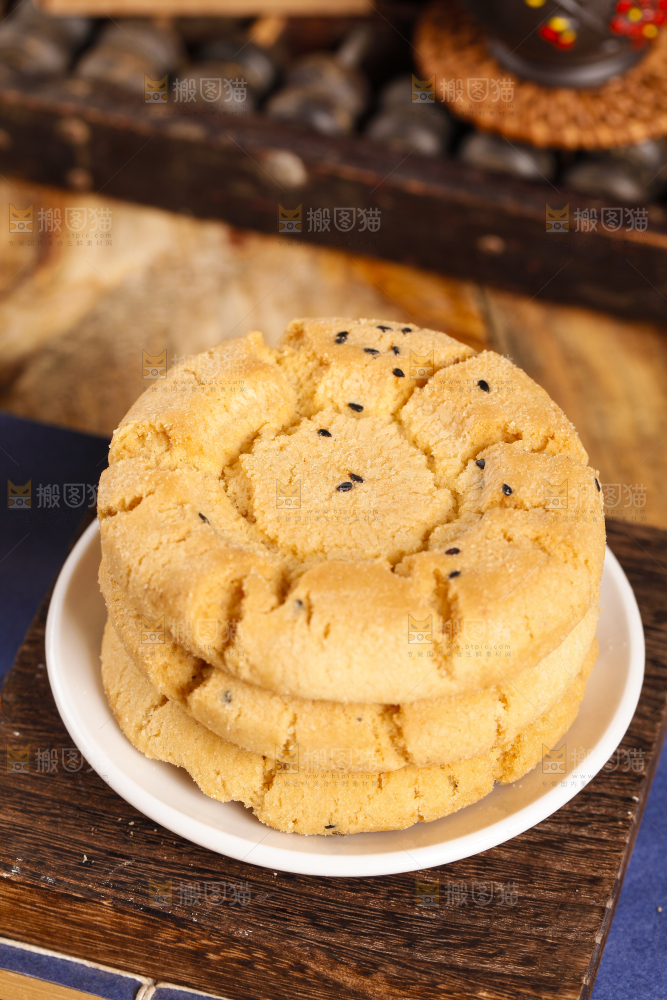 盘子里装着桃酥饼