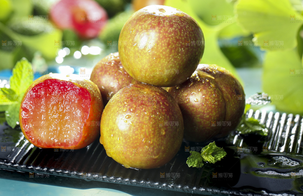 黑底上放着红心三华李