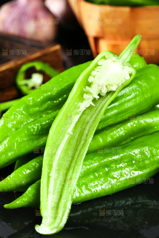 黑底上放着青辣椒