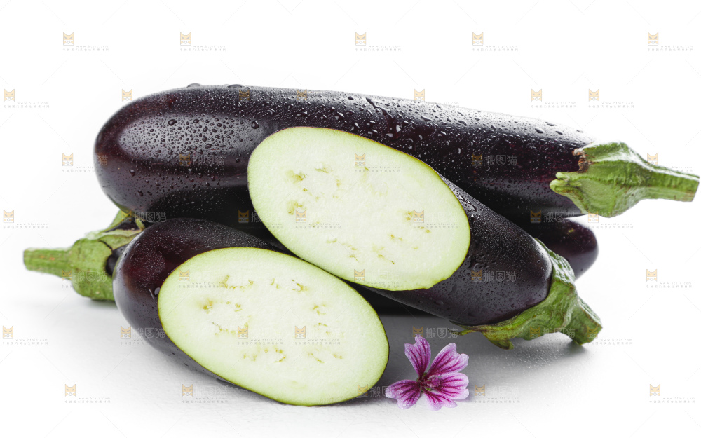 白底上摆放着紫茄子