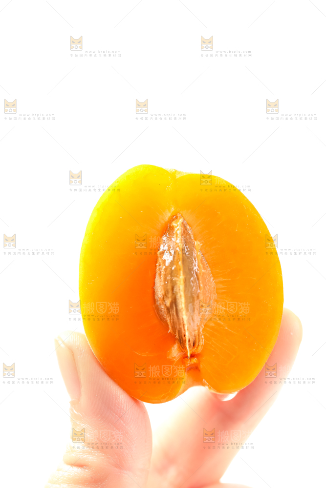 手里拿着烟台杏子
