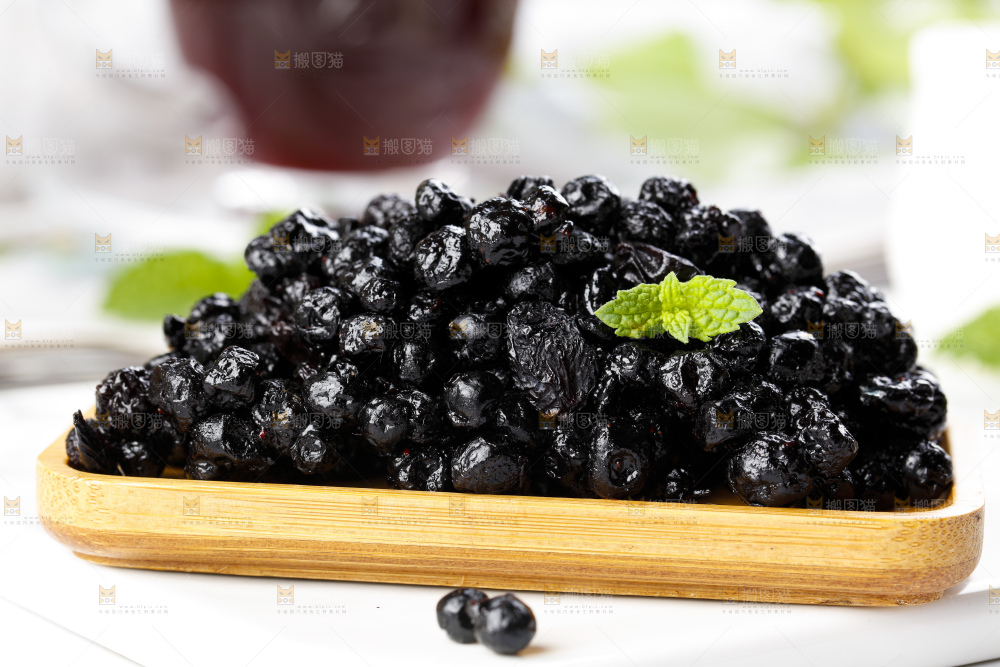 碟子里装着蓝莓果干蜜饯