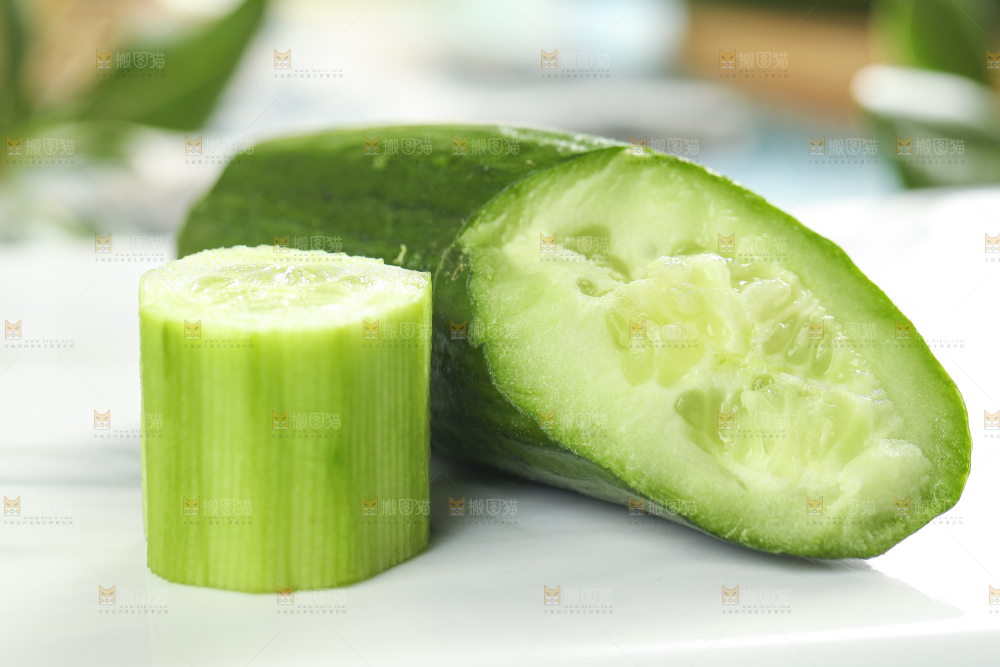 白底上摆放着小黄瓜