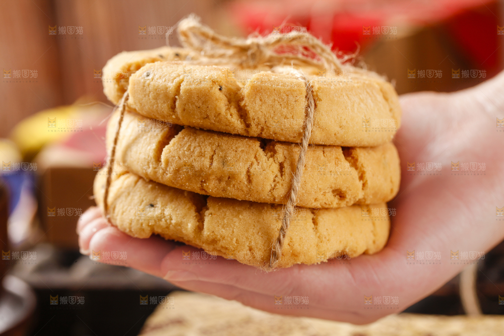 手里拿着桃酥饼