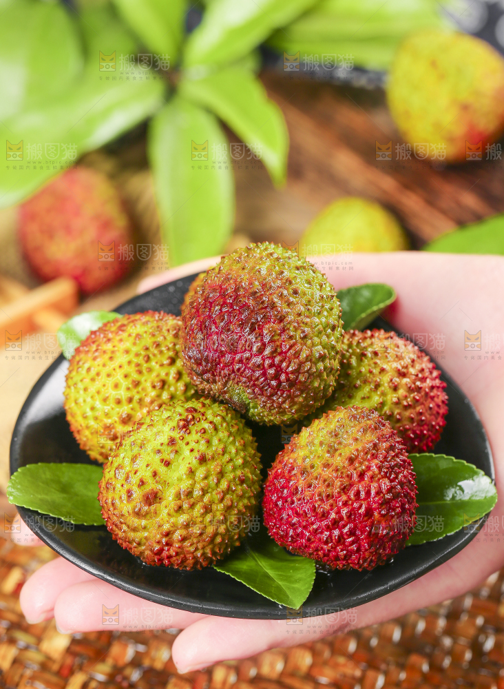 手里拿着荔枝