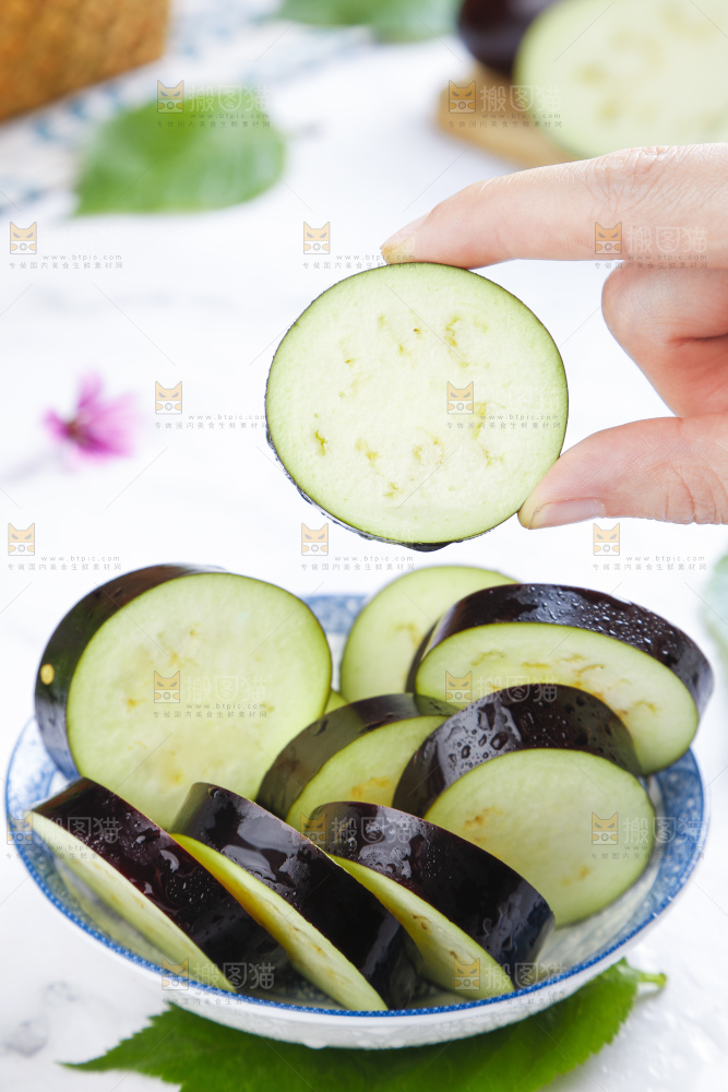 盘子里装着切片的茄子