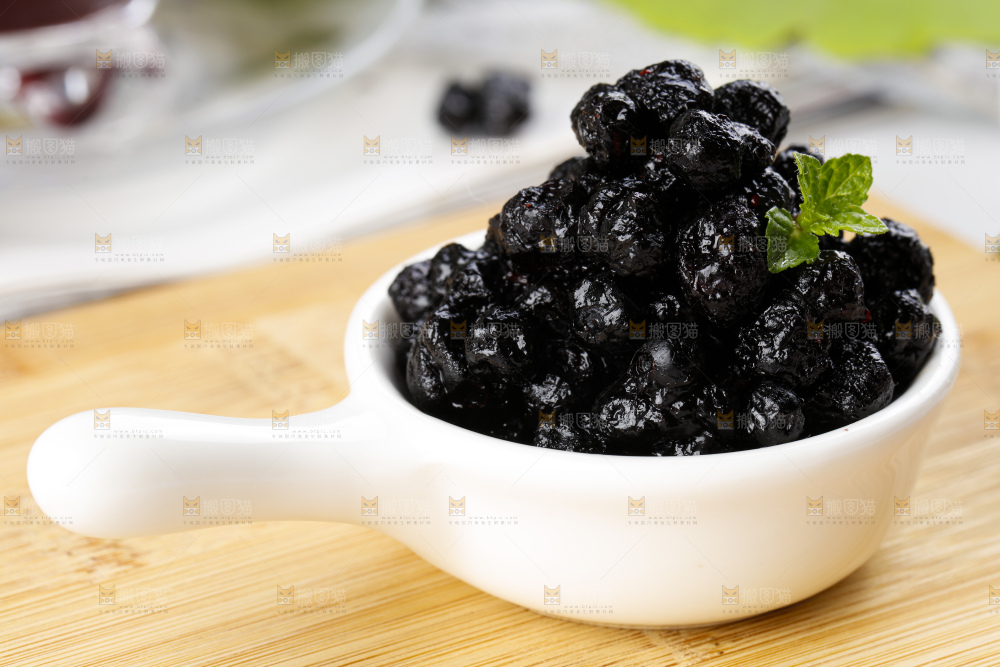 碟子里装着蓝莓果干蜜饯