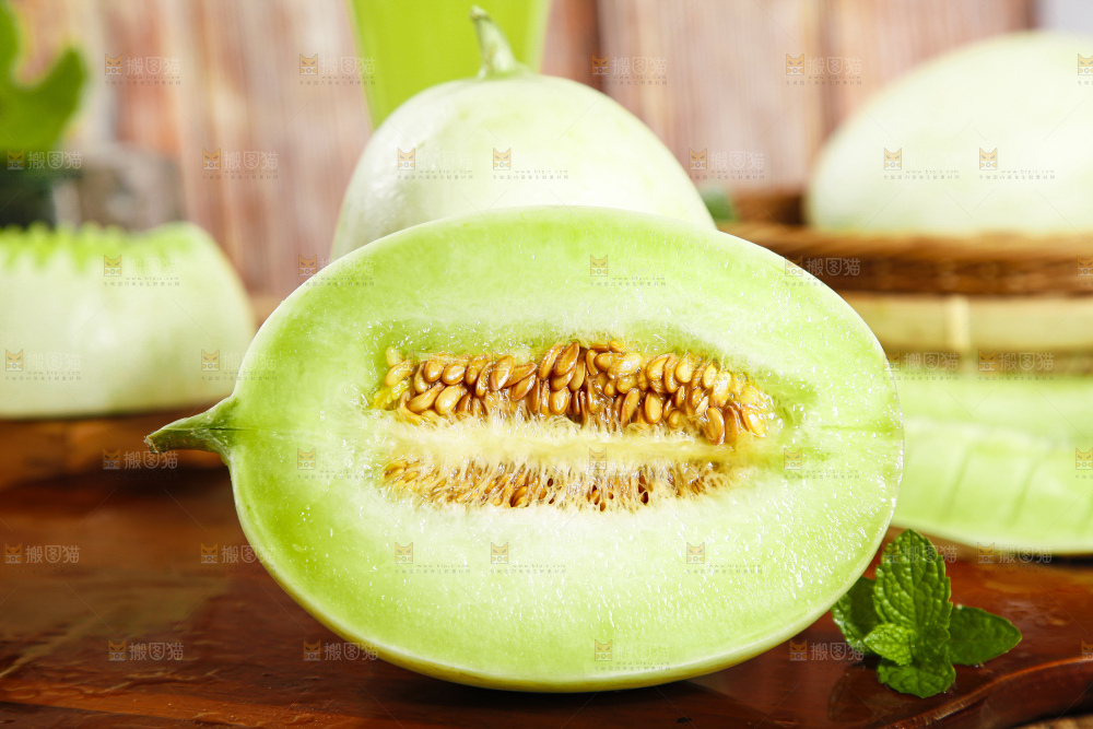 木板上放着南汇玉菇甜瓜