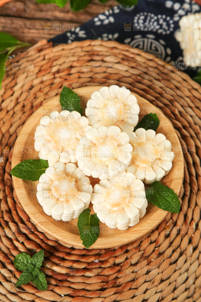 碟子里装着白玉米