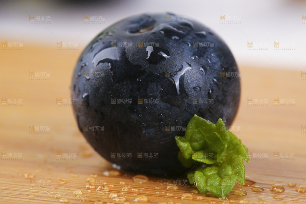 木底上摆放着进口蓝莓
