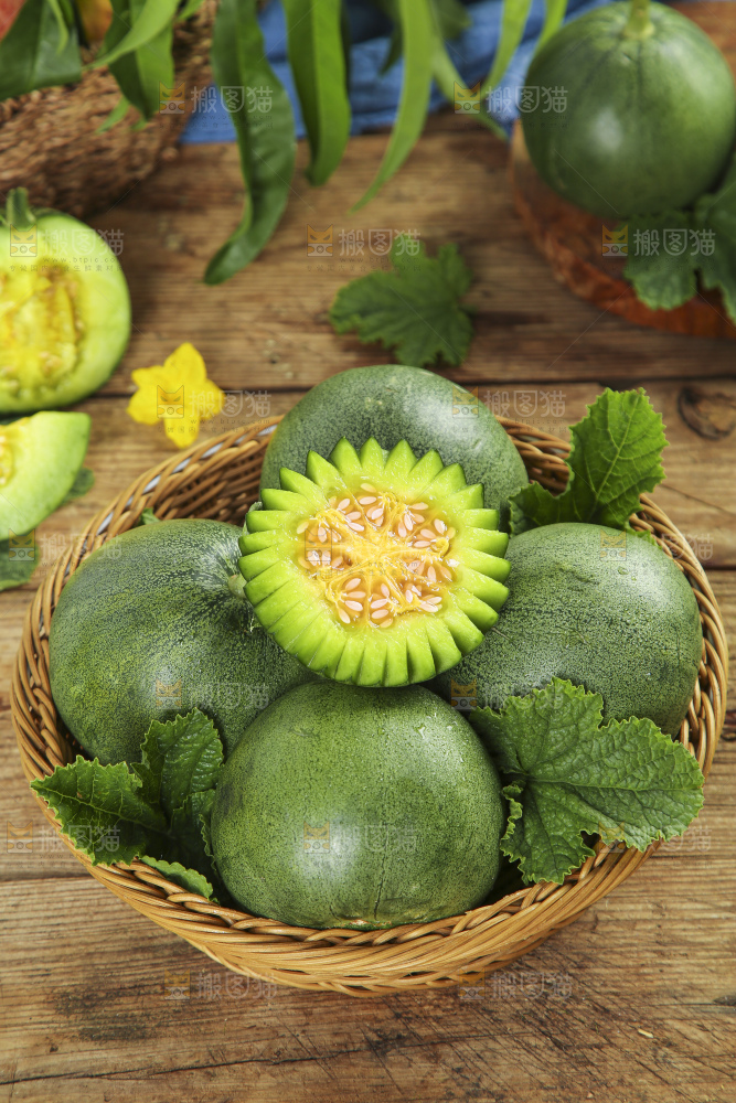 篮子里装着绿宝香瓜
