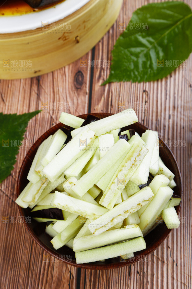 碟子里装着切条的茄子