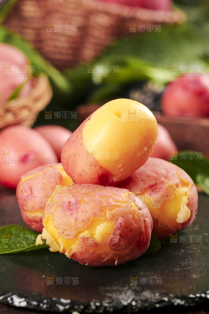 黑底上放着红皮黄心土豆