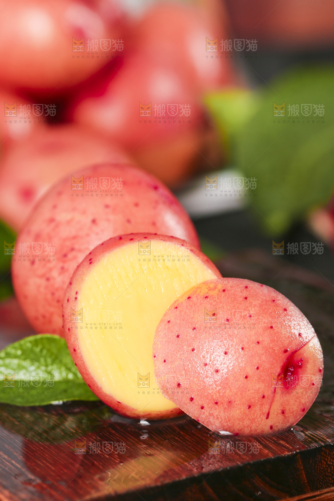 木底上摆放着云南红皮土豆
