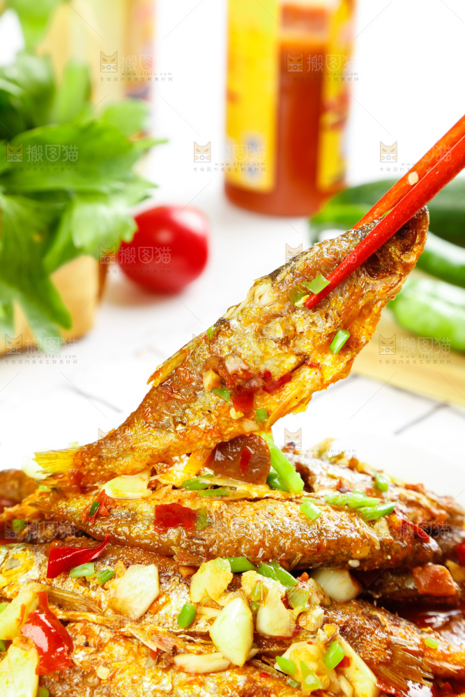 盘子里装着香煎小刁鱼