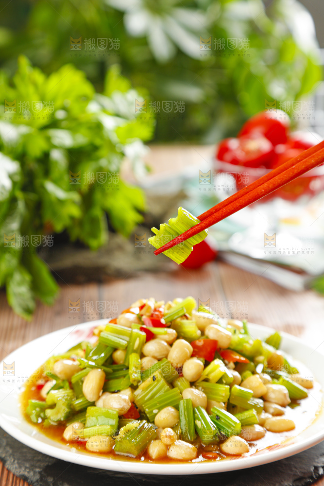 盘子里装着芹菜炒花生米