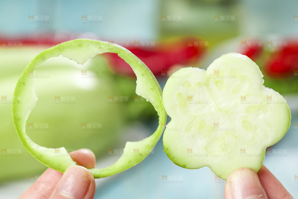 手里拿着西葫芦瓜
