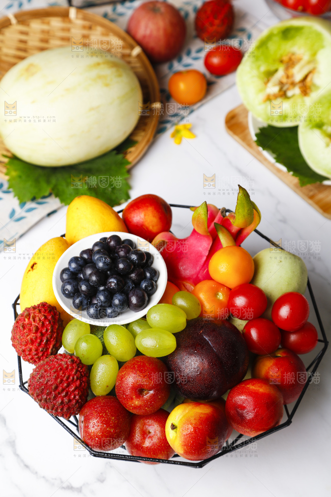 篮子里装着水果组合