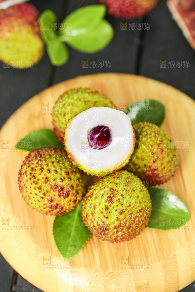 木板上放着妃子笑荔枝