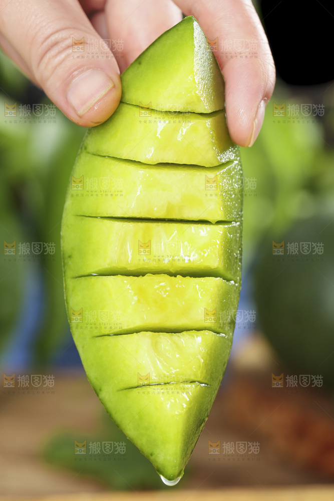 手里拿着绿宝甜瓜