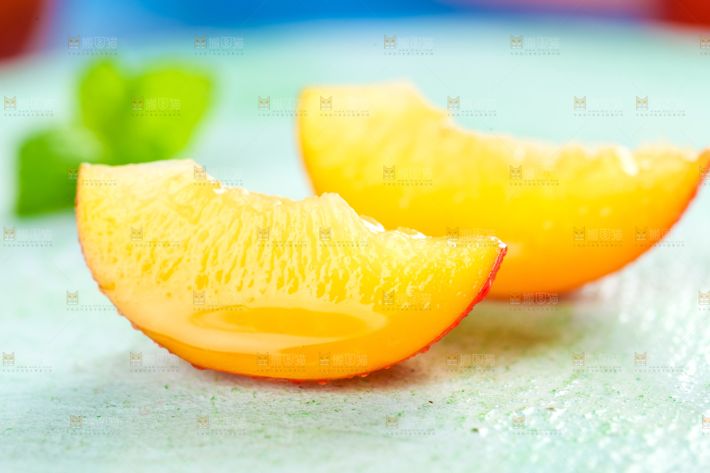 浅底上摆放着李子