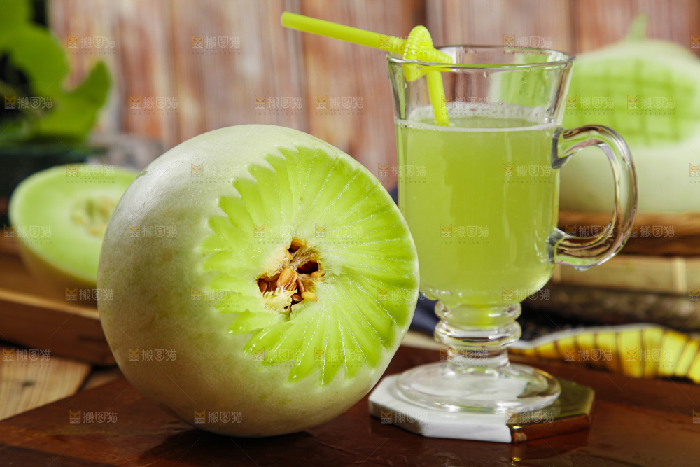杯子里装着玉菇甜瓜榨的果汁