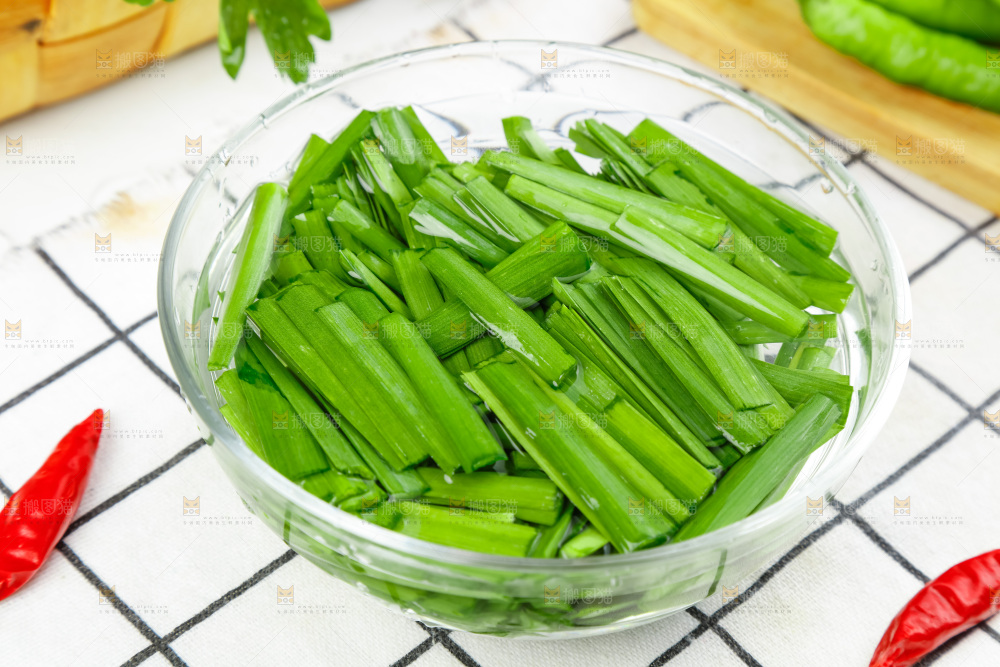 格子底上摆放着农家韭菜