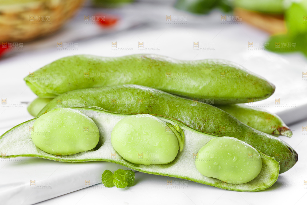 白底上放着青胡豆