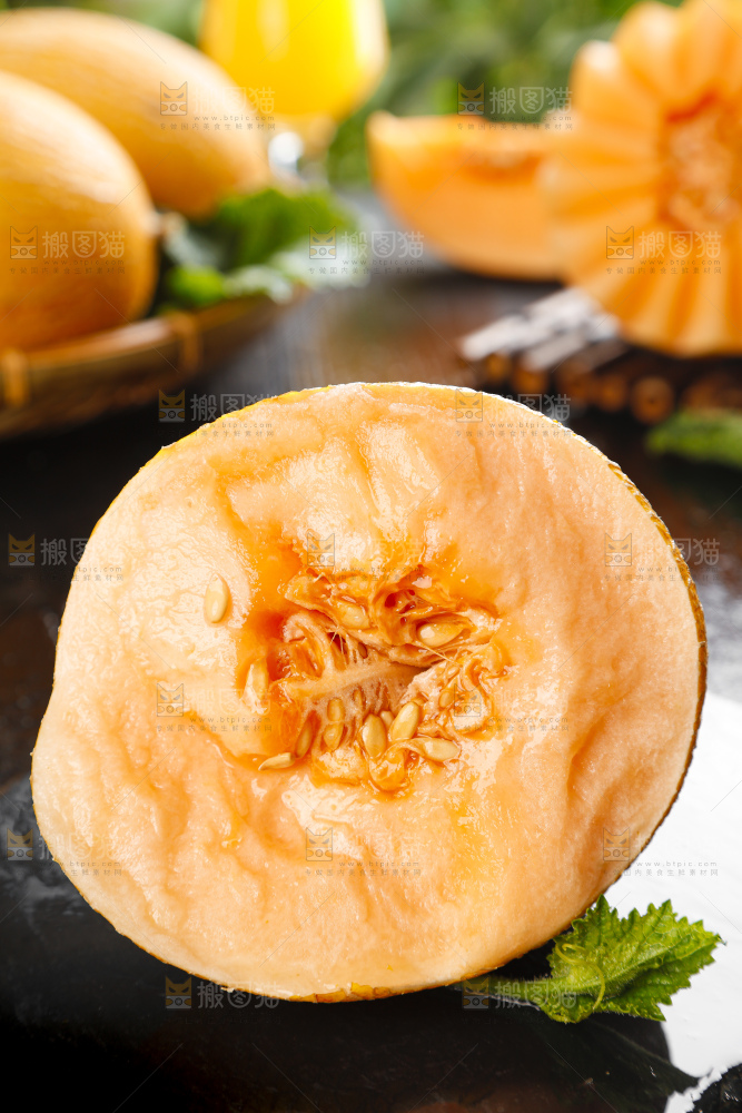 黑底上摆放着吐鲁番火焰蜜瓜