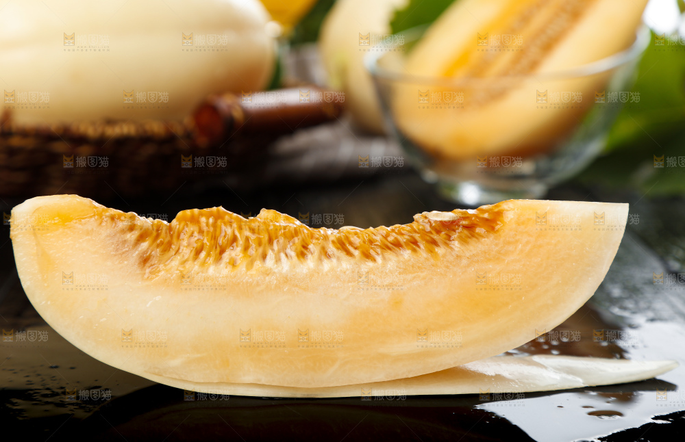 黑底上摆放着东方蜜甜瓜