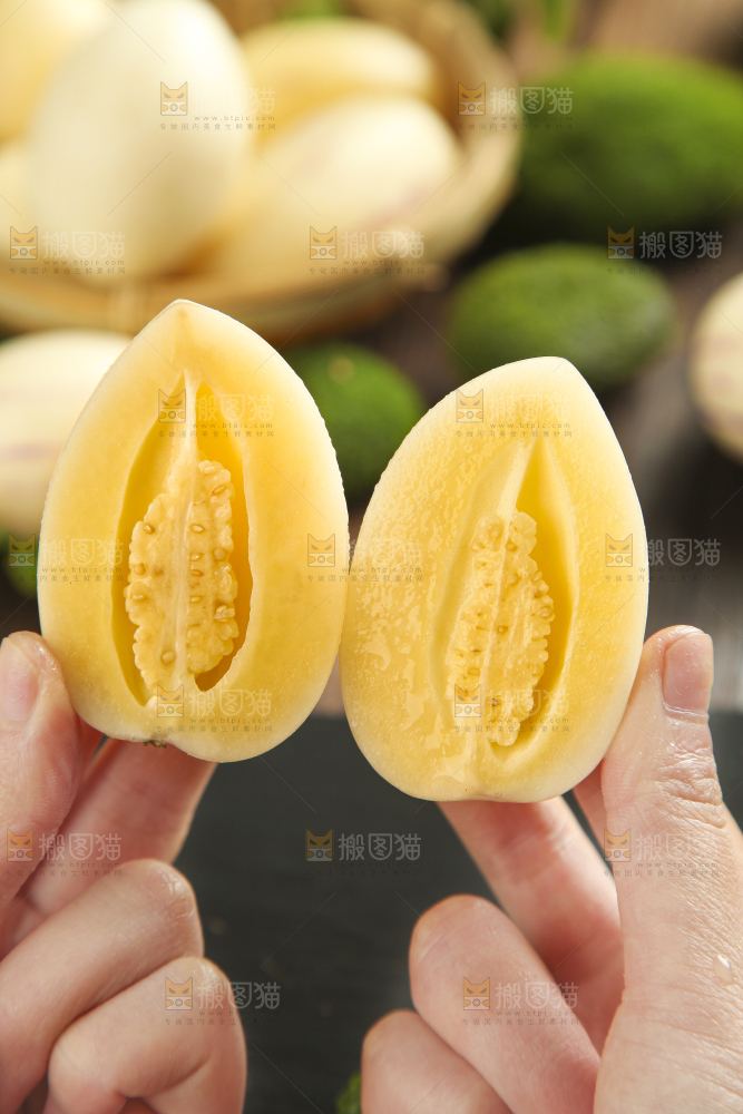 手里拿着人参圆果
