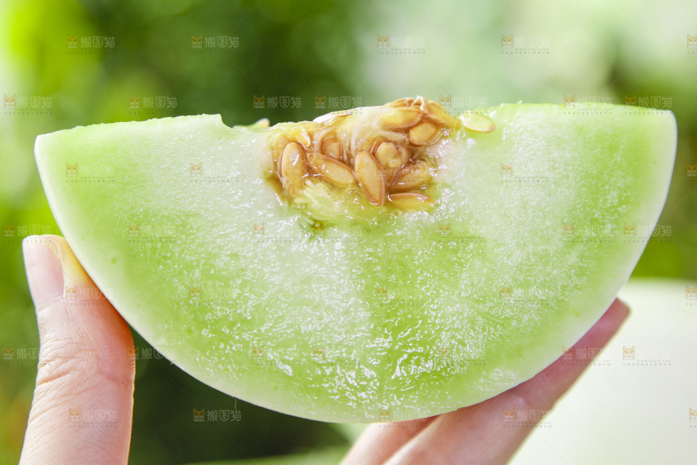 手里拿着玉菇香瓜
