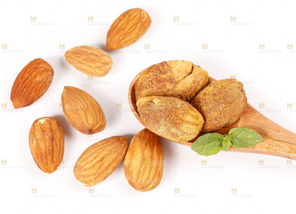 白底上摆放着巴旦木