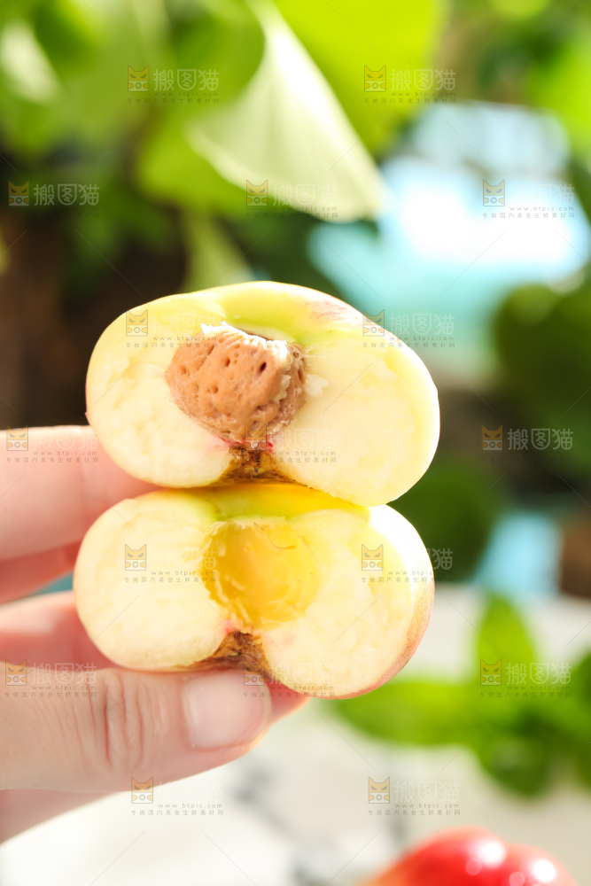 手里拿着油蟠桃