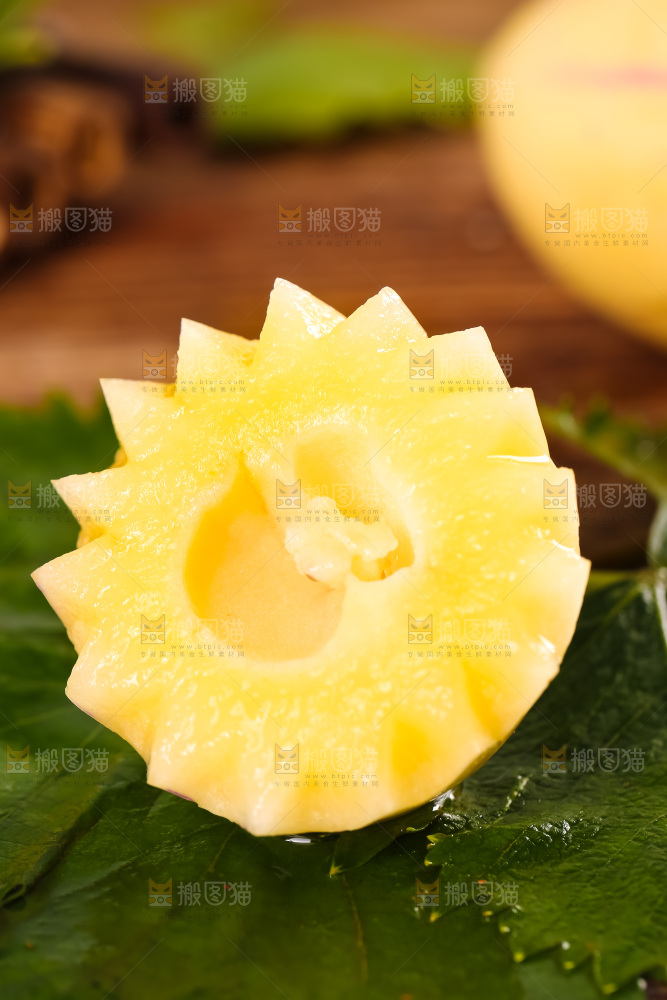 绿叶上摆放着要云南石林人参果