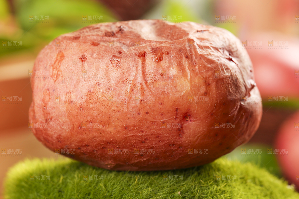 绿地上放着红皮土豆