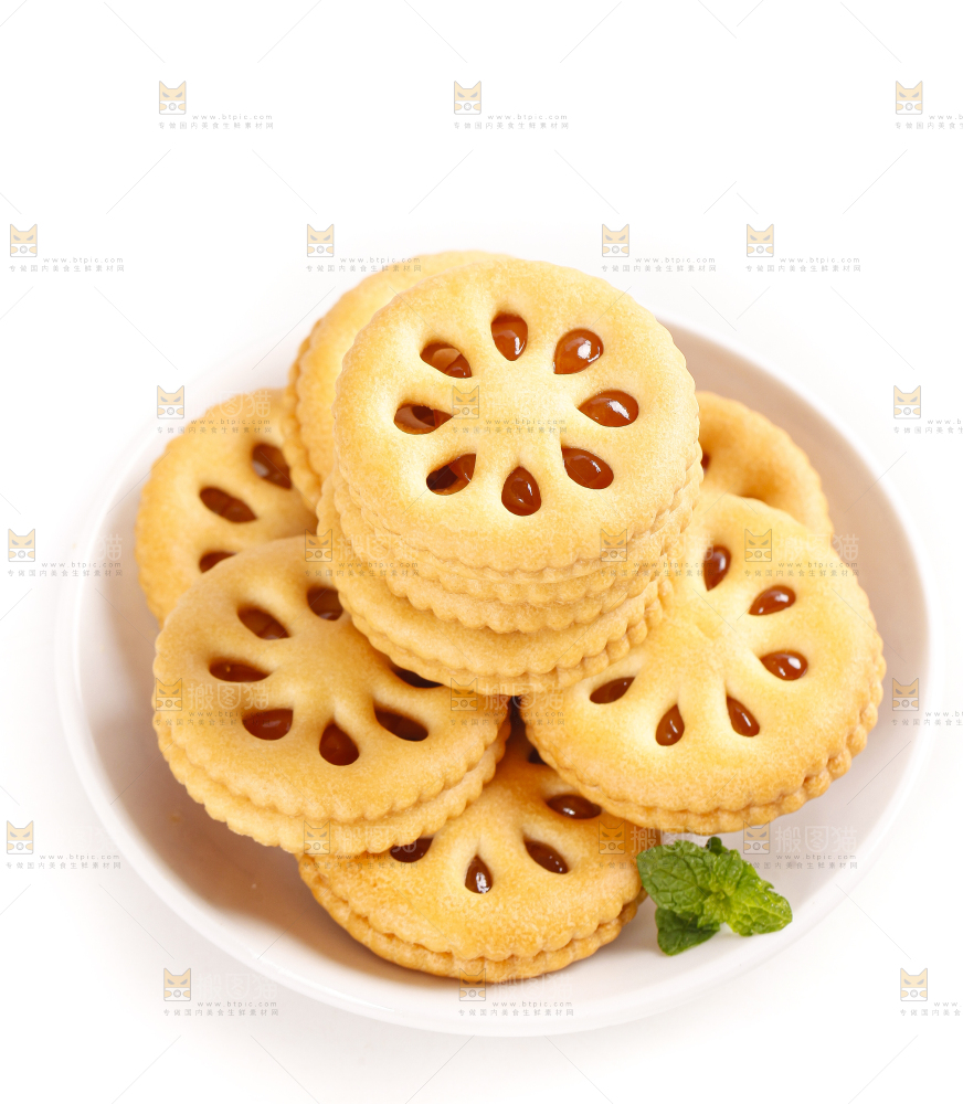 盘子里放着夹心饼干