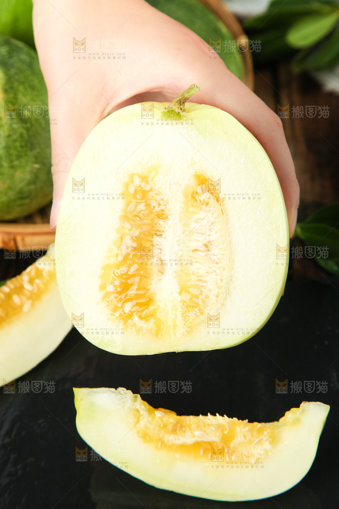 手里拿着阎良甜瓜