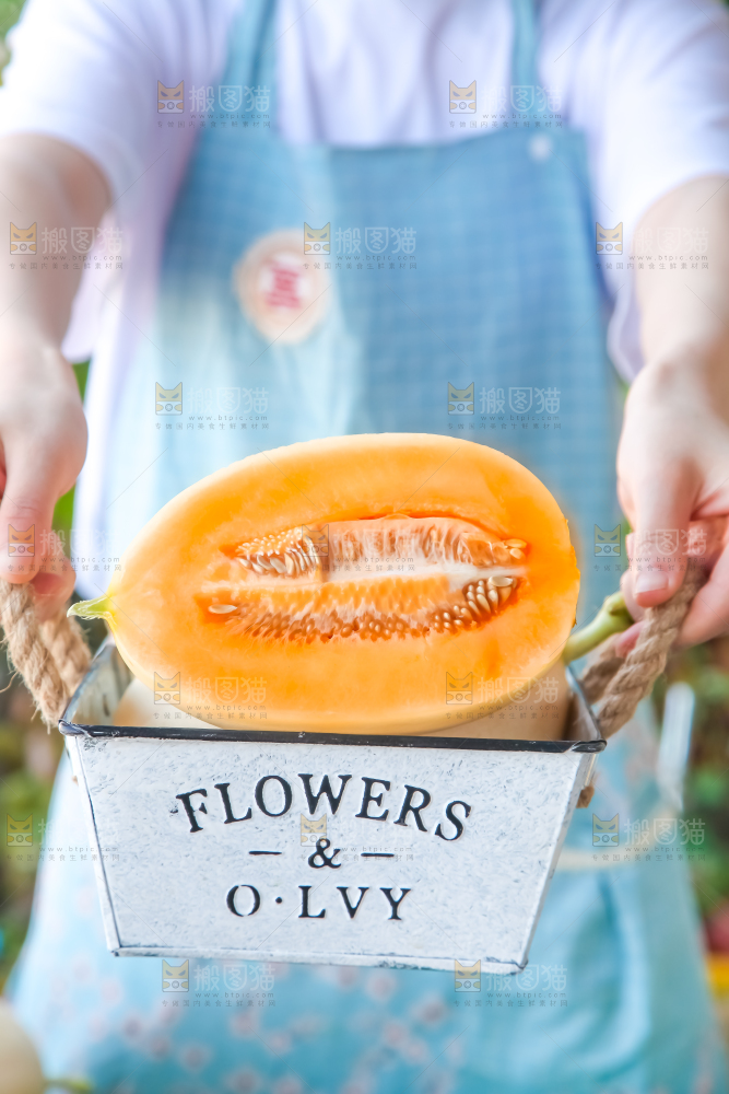 手里提着蜜瓜